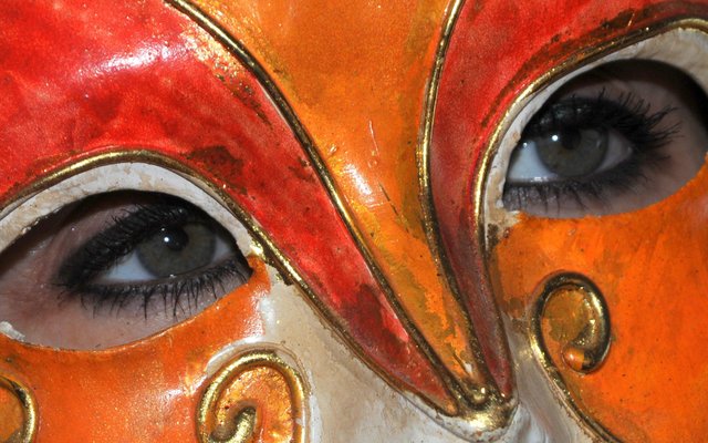 Die wenfoto behoort aan klublid Jane Bailey met â€˜n kunstige foto van â€˜n gemaskerde gesig met oÃ« wat duidelik en in perfekte fokus is